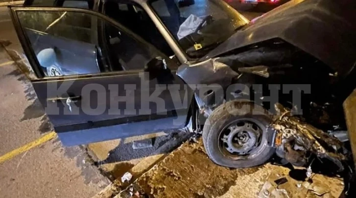 Кола с балони се размаза брутално в София тази нощ