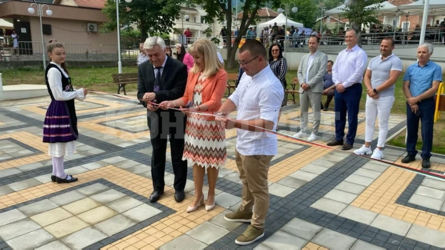 Прерязаха лентата на обновения площад в Зверино СНИМКИ