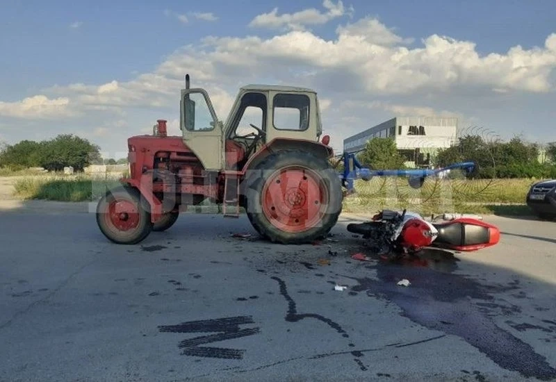 Моторист се блъсна в трактор до Пловдив, загина намясто
