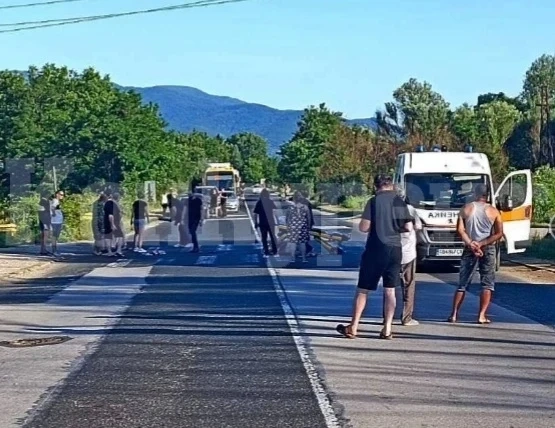 Жена удари мъж на пешеходна пътека на Е-79, пътят е блокиран