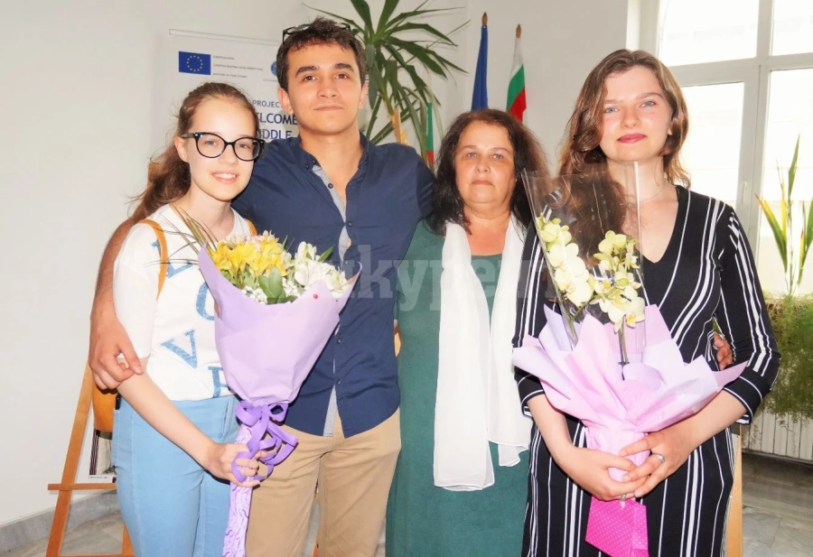 Младата художничка Ивелина Ивова подреди самостоятелна изложба в Община Мездра