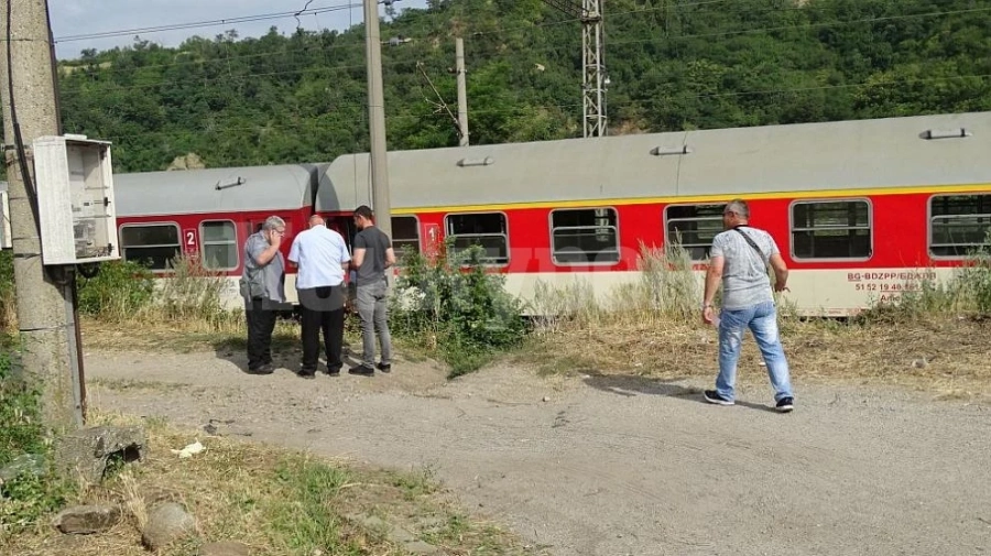 Трима пътници от влака-ковчег са пострадали, шофьорът на камиона предизвикал ПТП-то