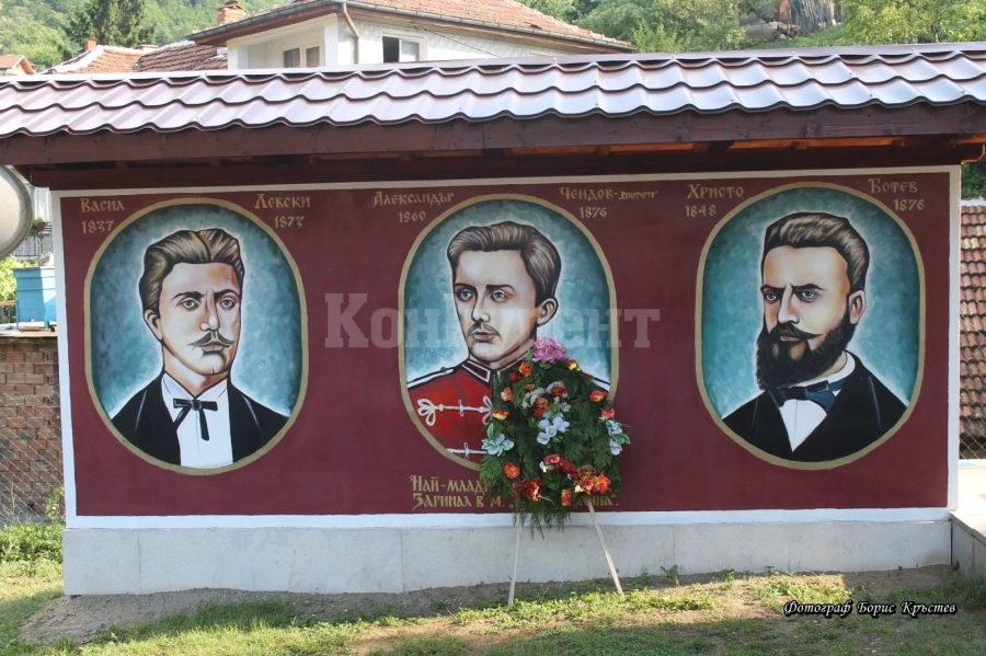 „Стена на славата“ красѝ центъра на Игнатица СНИМКИ