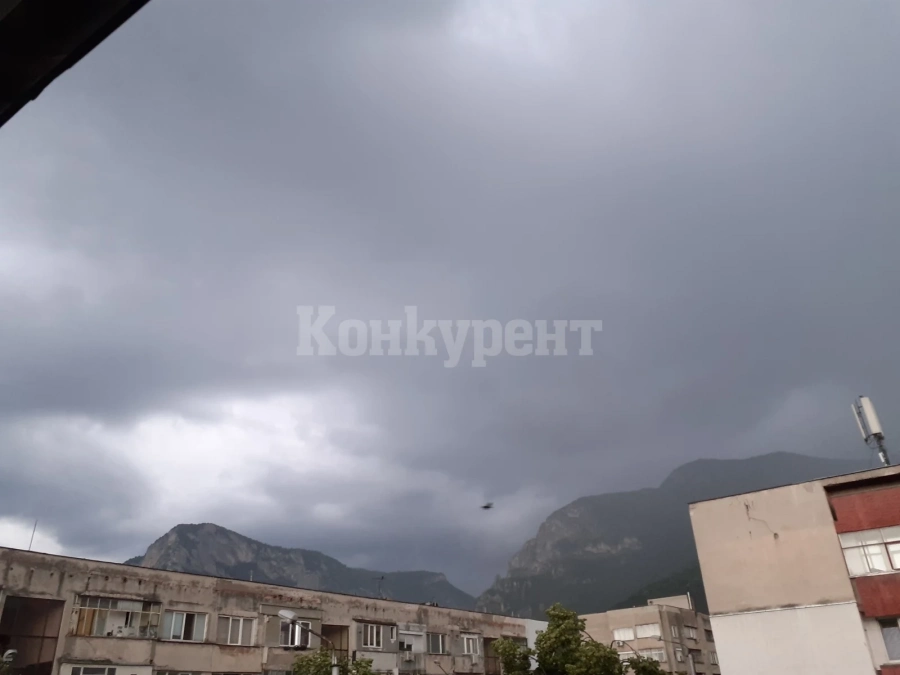 Буреносни облаци надвиснаха над Враца, а от небето се лее порой СНИМКИ