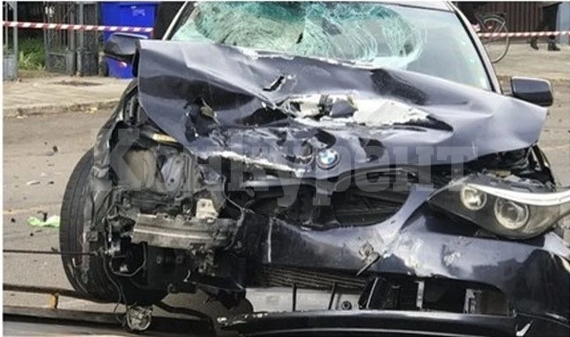 Зрелищна катастрофа между две „БМВ“-та в Монтана, при удара пламнала колата на мацката