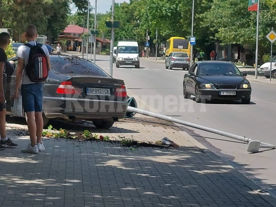 Младеж заби БМВ в ограда, преди това отсече и стълб СНИМКИ