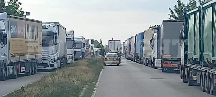 Блокада с ТИР-ове заради опашка на Дунав мост 2