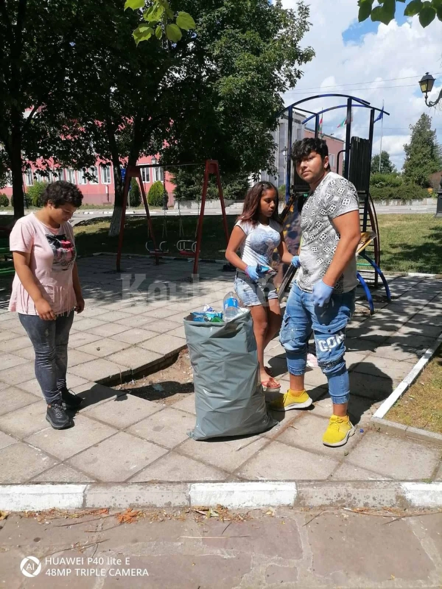 Почистиха парка в Борован СНИМКИ