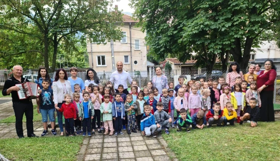 Мартин Харизанов направи дарение в детска градина СНИМКИ