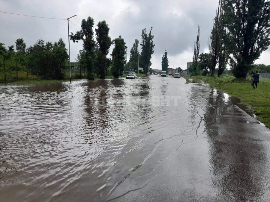 Проливният дъжд наводни подлезите във Враца СНИМКИ