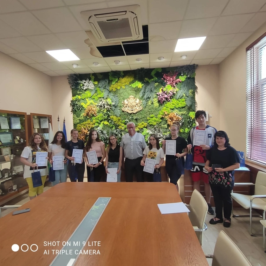 Ученици от Козлодуй с грамоти за активно участие в доброволчески инициативи на БЧК