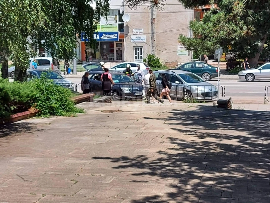 Суматоха край болницата във Враца, пожарникари дойдоха на помощ СНИМКИ