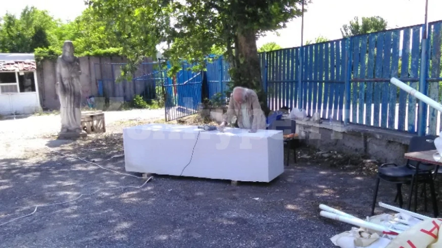 Четирима скулптори творят в Симпозиум в Мездра