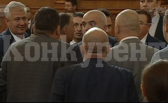 Депутати от БСП и ГЕРБ за малко не се сбиха заради бюджета на НЗОК