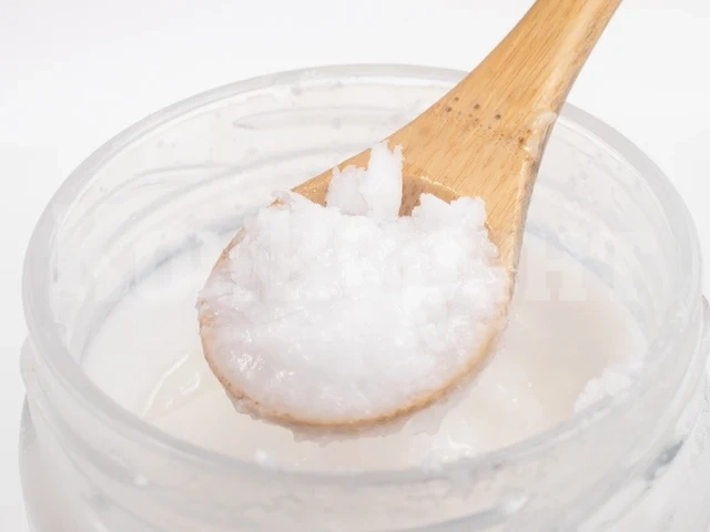 Как да използвате кокосово масло против плака и зъбен камък?