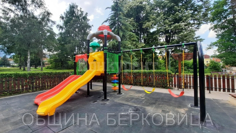 В Берковица монтираха ново съоръжение на детска площадка, предишната била обект на вандалщина
