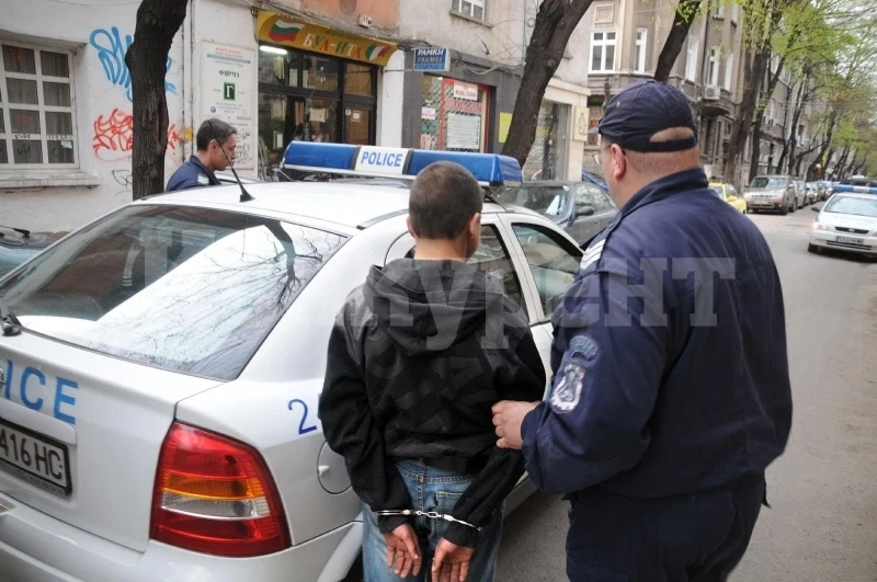 Непълнолетен взе кола, за да се повози, но го спипаха ченгетата