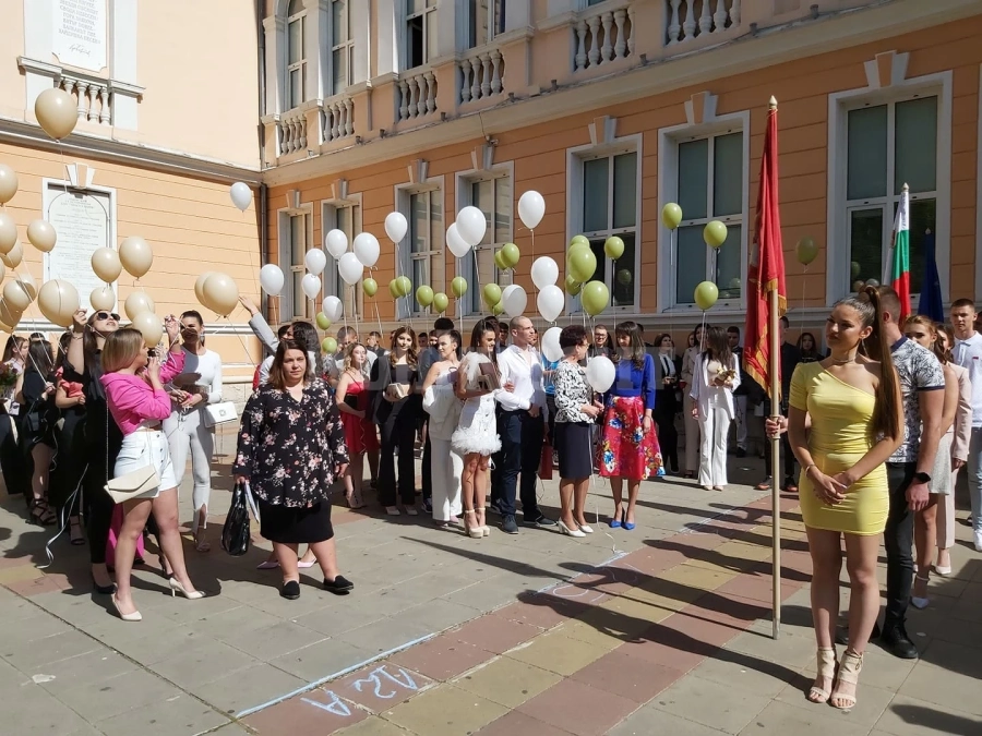 Раздават дипломите в Средно училище „Христо Ботев“
