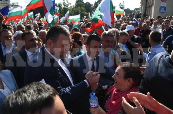 ОТ ДРУГАТА СТРАНА НА БАРИКАДАТА: Пеевски стана протестиращ
