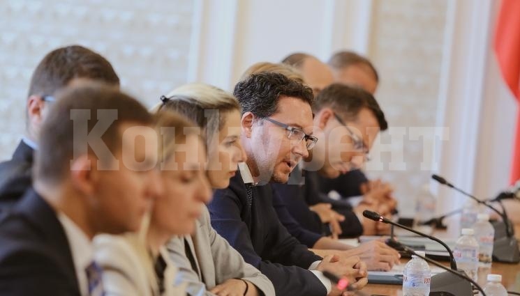 Външната комисия отложи заседанието за РСМ - иска първо МС да излезе с решение