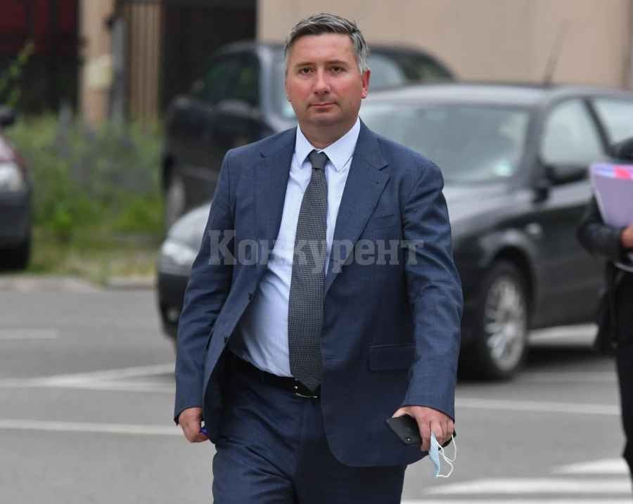 Кръгът около Прокопиев грубо пробва да овладее следващия ВСС