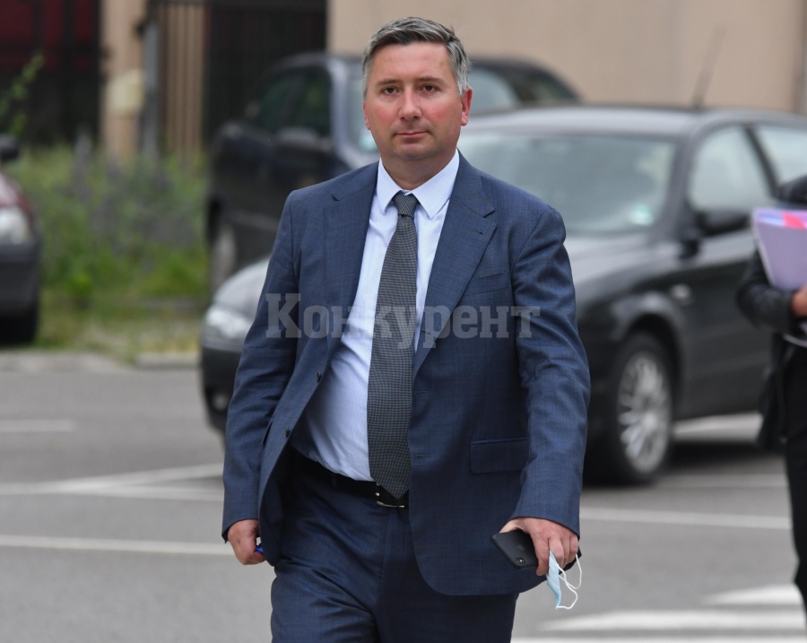 Кръгът около Прокопиев грубо пробва да овладее следващия ВСС