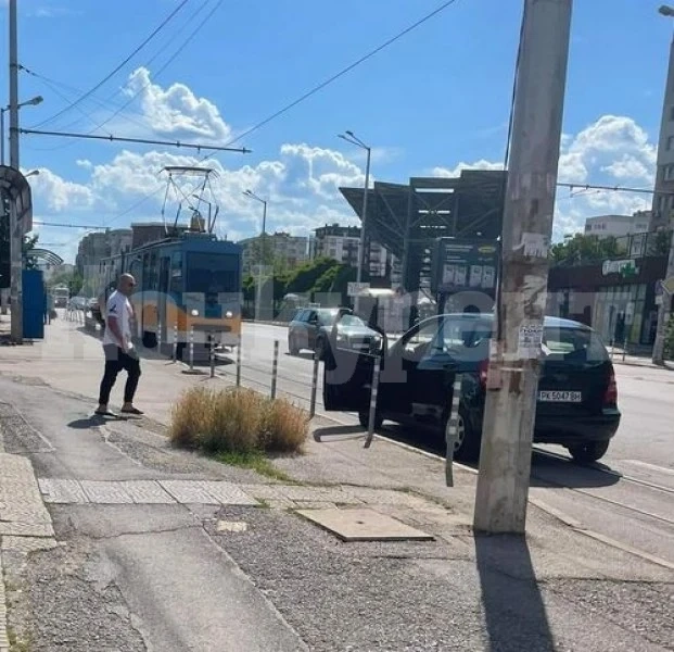 Водач паркира на линията на трамвай, ватманът чака...СНИМКИ