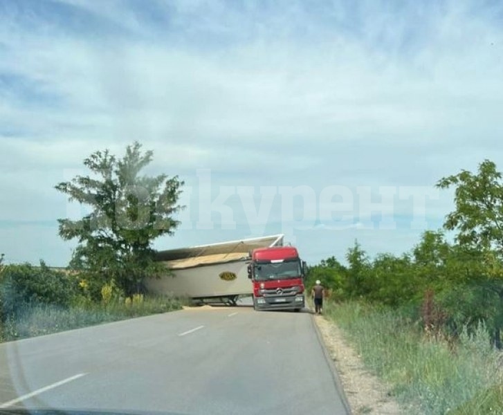 Инцидент с камион блокира път във Врачанско, използва се обход СНИМКА