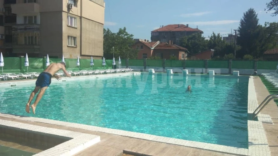 Басейнът в парк \