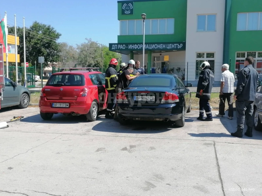 ЖЕГА! Кола се запали на паркинг в Козлодуй