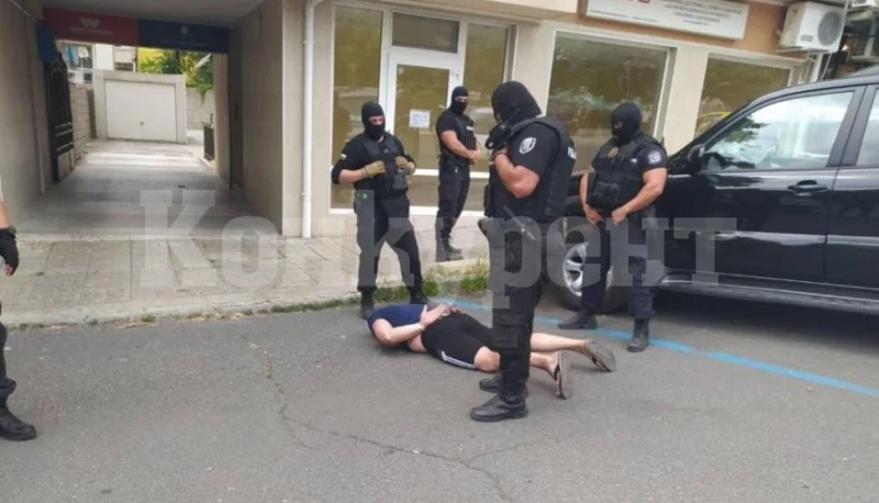 Задържаха двама след операция в \