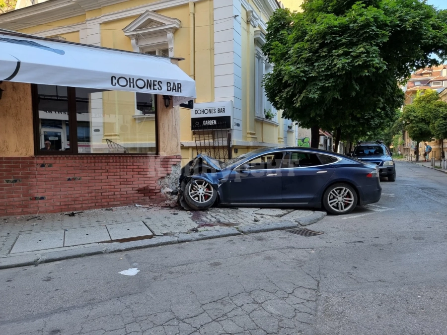 Шофьор помля Тесла, заби се в столична бирария СНИМКИ