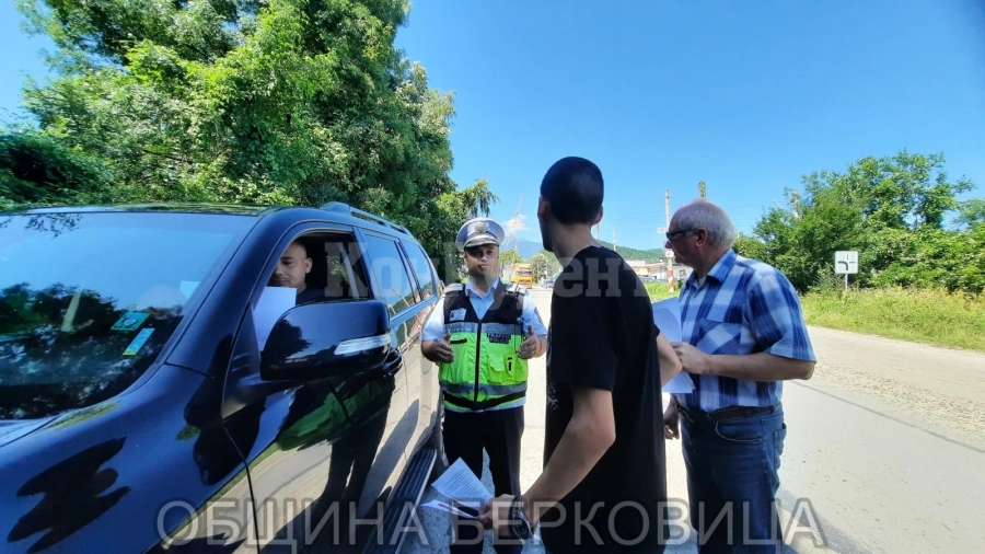 Ученици от ЛПГ в Берковица се включиха в Международния ден за безопасността на движението по пътищата СНИМКИ