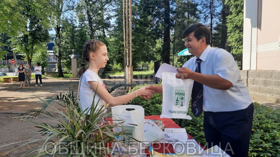 Наградиха победителите в Деветия конкурс „Летене по Радичков“ в Берковица 