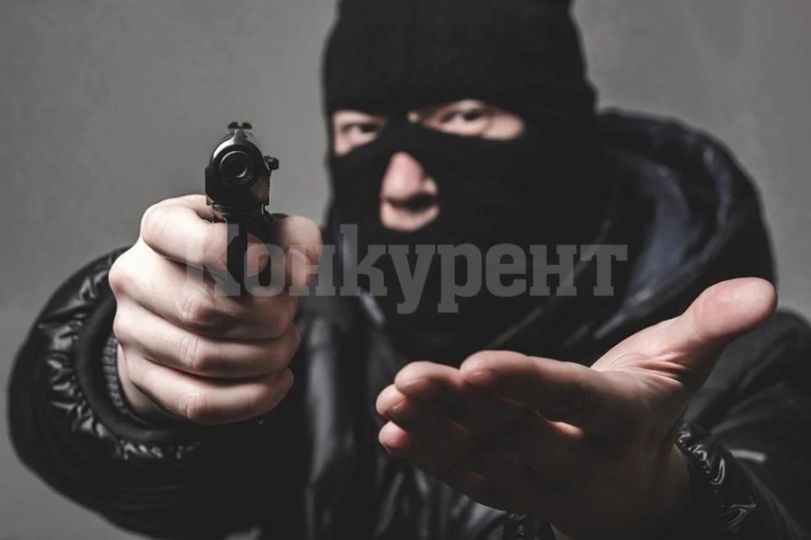 Двама млади биха възрастен в Галиче