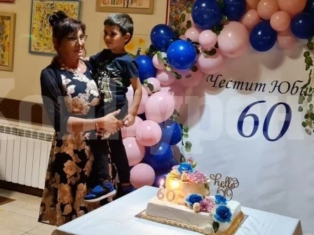 Анушка Димитрова отпразнува 60-годишнината си в атлетическа компания