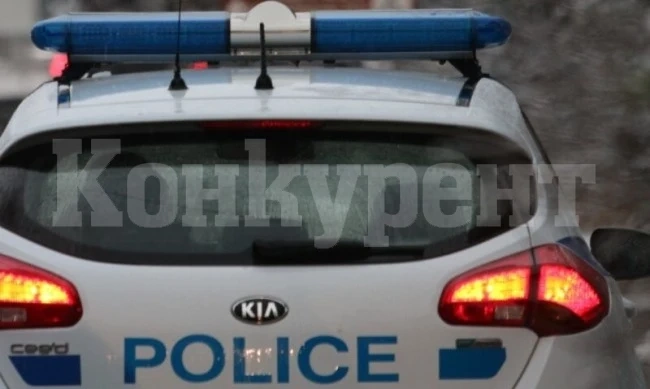 Мъж подкара товарен автомобил без номера