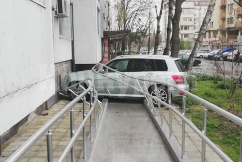Пиян шофьор се блъсна в блок след гонка с полицията