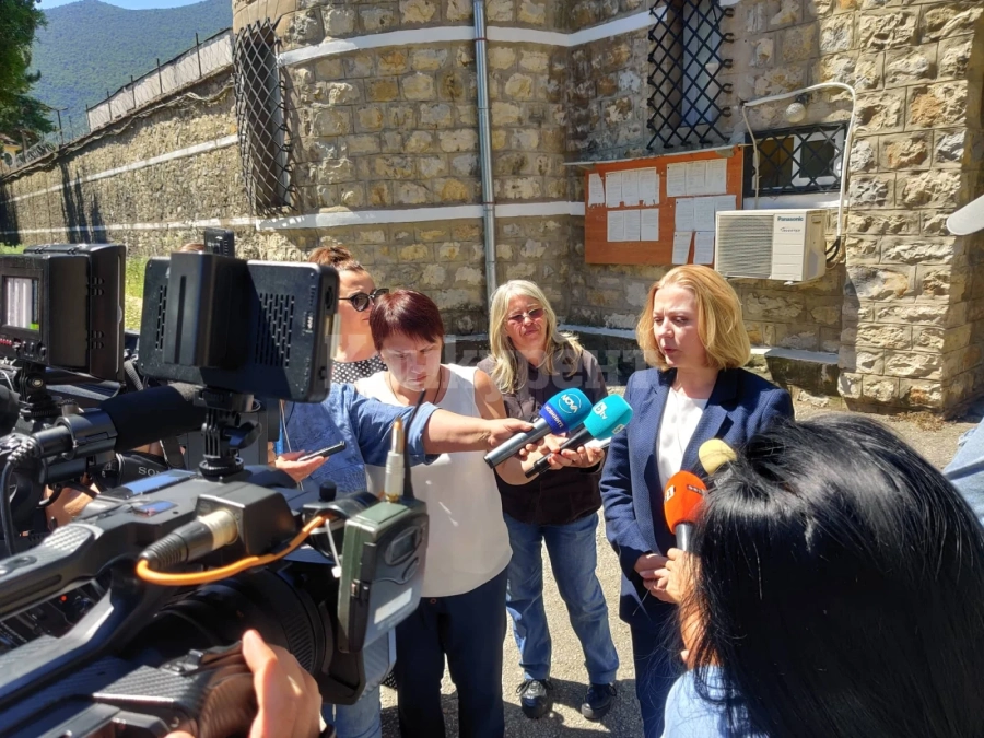 Министър Йорданова от Затвора във Враца: Вдигаме заплатите на работещите с по 300 лева СНИМКИ + ВИДЕО