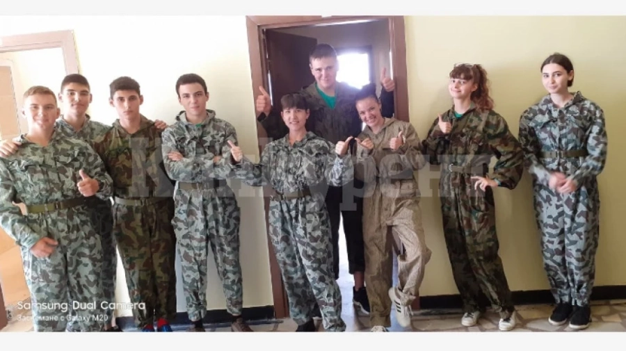 Военно обучение преминават ученици от Лом