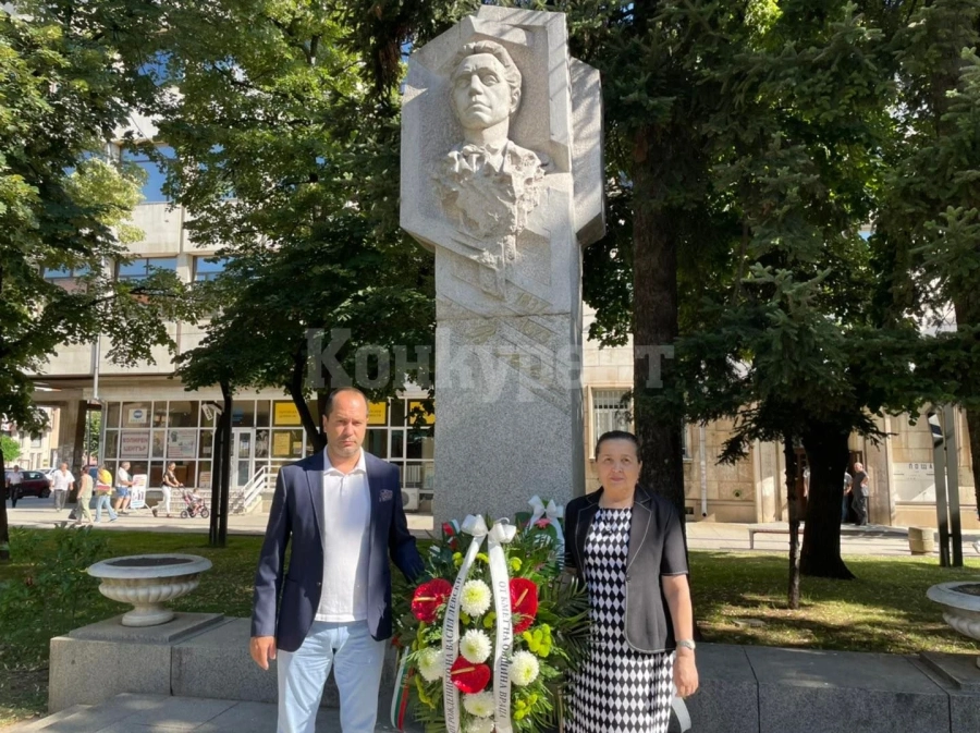 Венци и цветя за 185 години от рождението на Апостола СНИМКИ