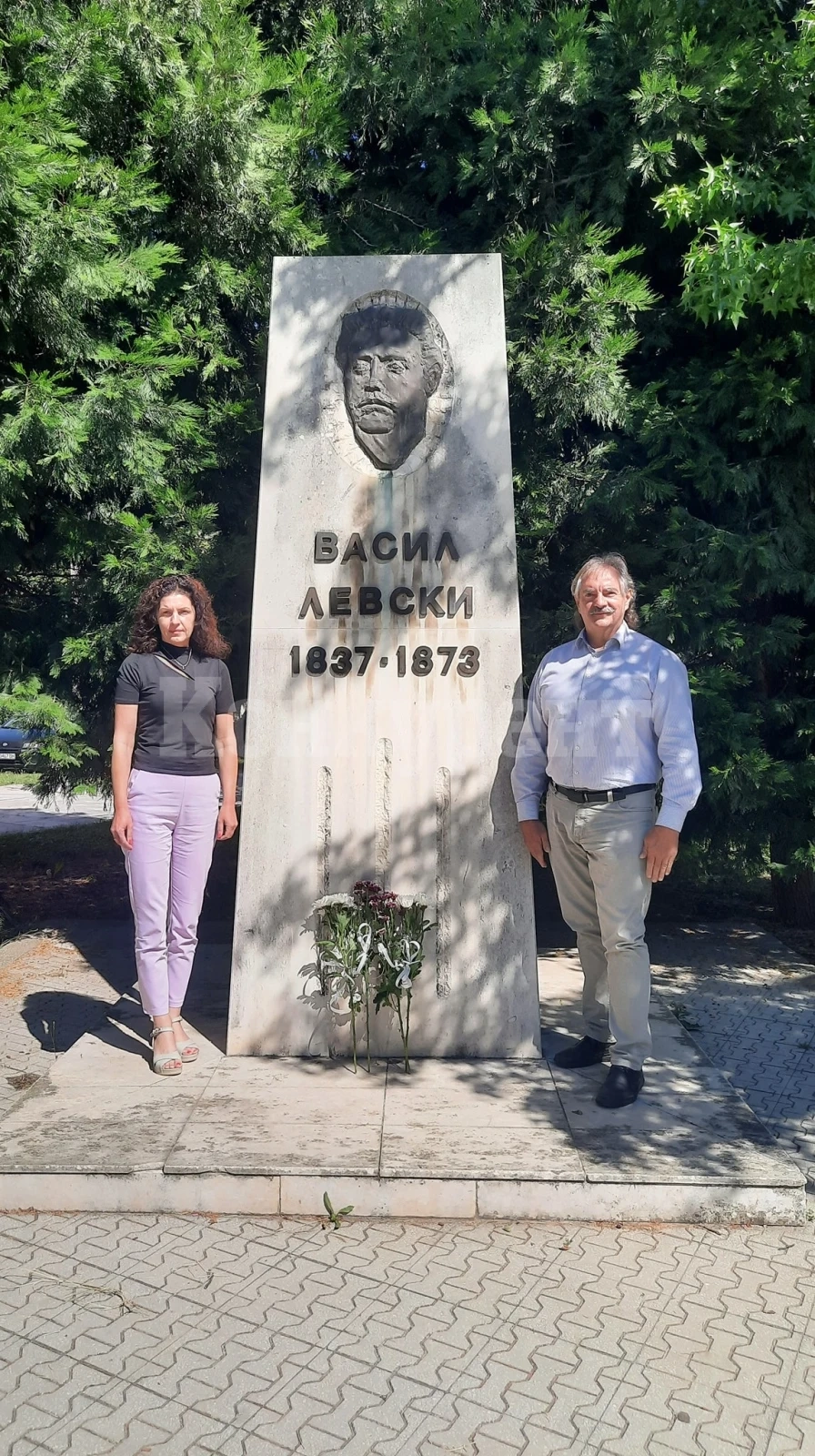 В Берковица поднесоха цветя пред паметника на Апостола