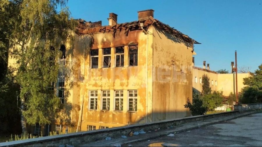 Палеж или инцидент: Изгоря покривът на училище в карловско село