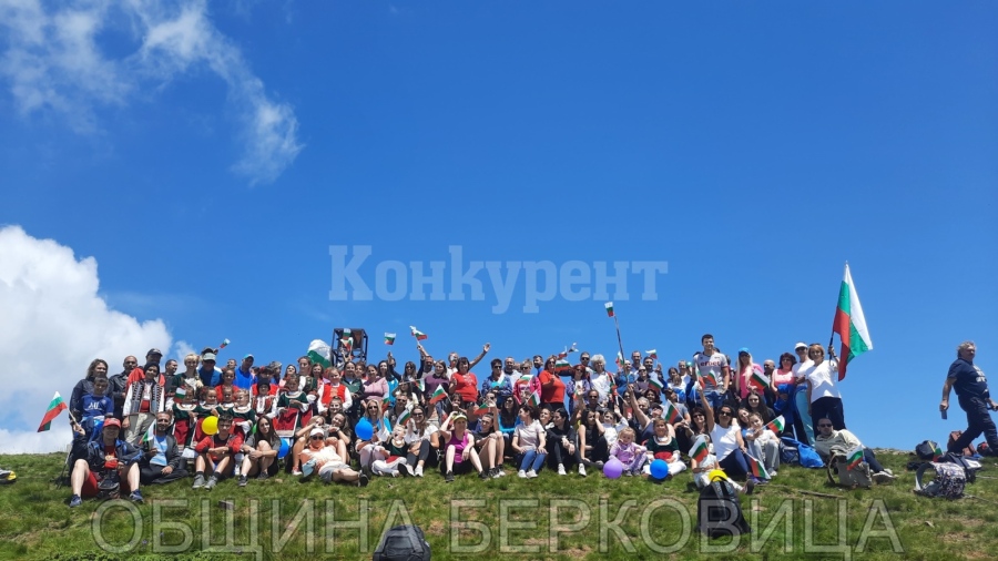 Близо 200 любители на планината взеха участие в масовия поход до връх Ком
