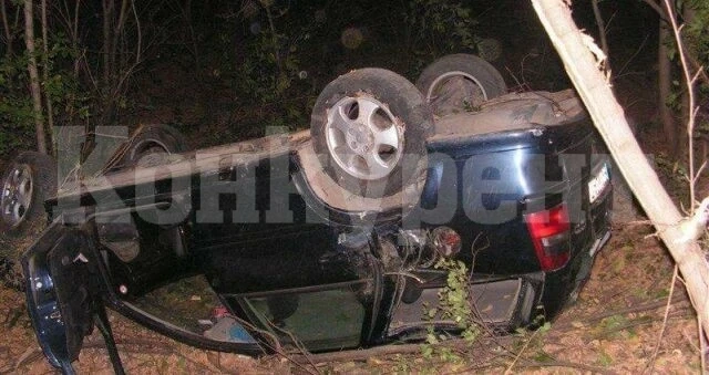 Млад шофьор на „БМВ“ се размаза в дърво, вдигнаха него и спътничката му в болница