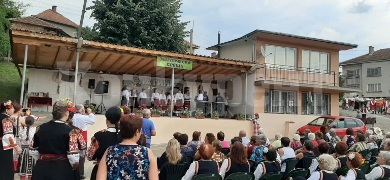В берковското село Слатина продължава традицията за съхраняване на родовата памет