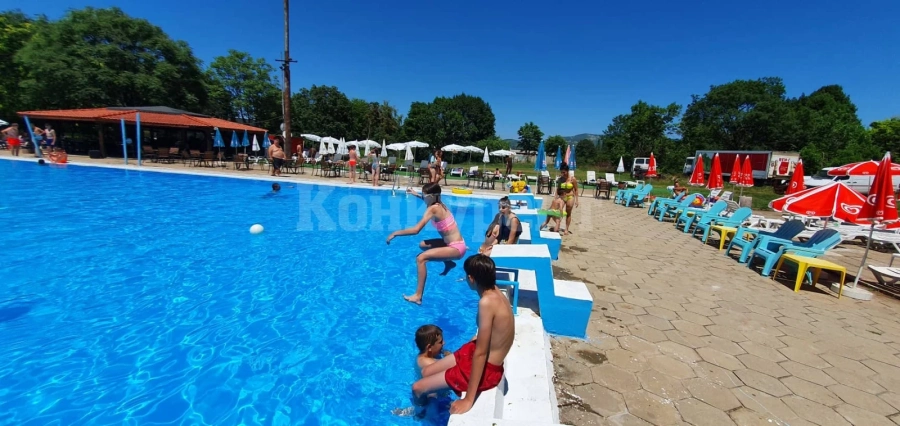 Жега! Откритият басейн във Враца ви очаква с куп приятни изненади