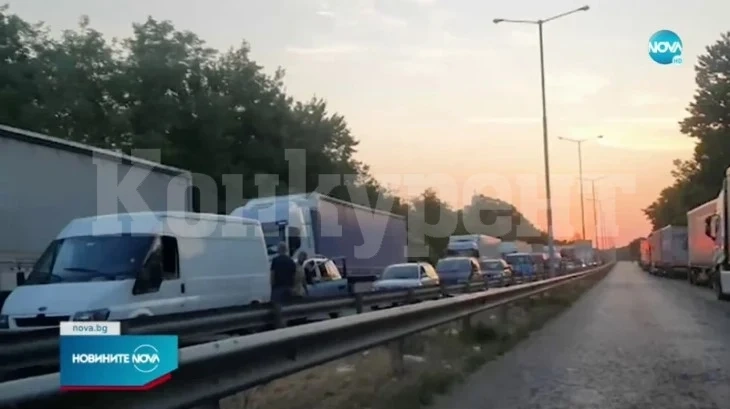 На „Дунав мост” е страшно, колите не помръдват