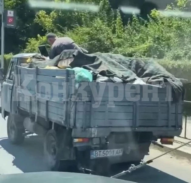 Мъж се вози в каросерията на камион, докато ползва лаптопа си ВИДЕО