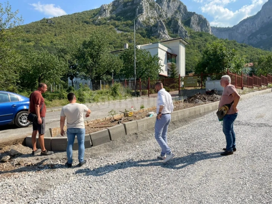 Продължават ремонтите на пътища във Враца СНИМКИ